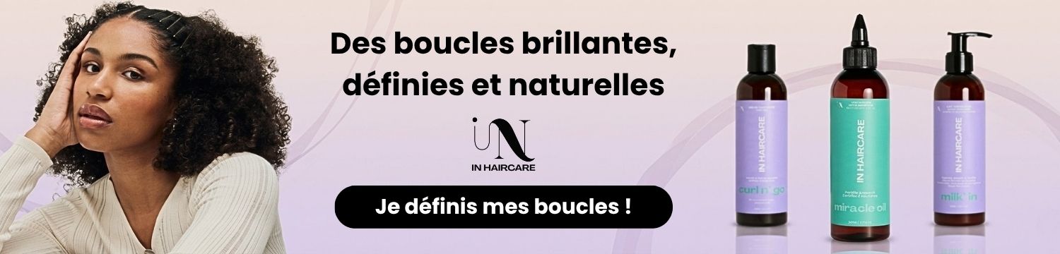 Slide promotionnelle In Haircare avec une femme aux boucles naturelles &agrave; gauche et trois produits coiffants (Gel&eacute;e Curl N&rsquo; Go, Miracle Oil, Milk&rsquo;In) align&eacute;s sur fond d&eacute;grad&eacute; rose‑lavande, texte &ldquo;Des boucles brillantes, d&eacute;finies et naturelles&rdquo; au centre.